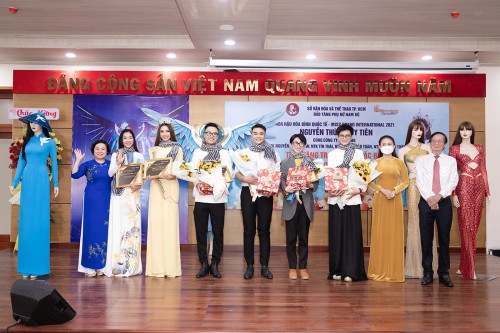 Clip: Bà trùm Hoa hậu Phạm Kim Dung cùng Thùy Tiên trao tặng trang phục dự thi MGI cho Bảo tàng Phụ nữ Nam Bộ