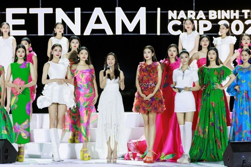 Bế mạc giải golf đầu tiên của Miss World Vietnam tại Ninh Thuận, Top 38 thí sinh cùng trình diễn thời trang dưới mưa