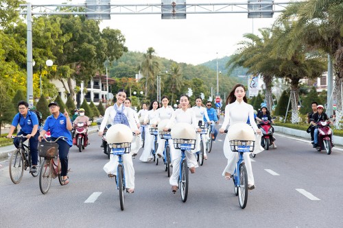 Lương Thùy Linh, Lona Kiều Loan cùng thí sinh Miss World Vietnam 2022 diện áo dài trắng chạy xe đạp tại Quy Nhơn