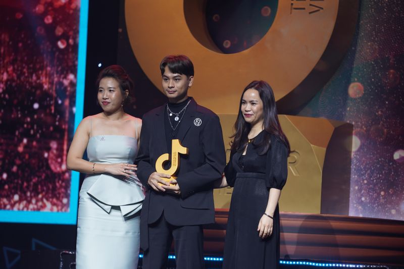 Hotboy vẽ tranh Việt Mỹ - Rising Creator of The year - Nhà sáng tạo triển vọng của năm.JPG