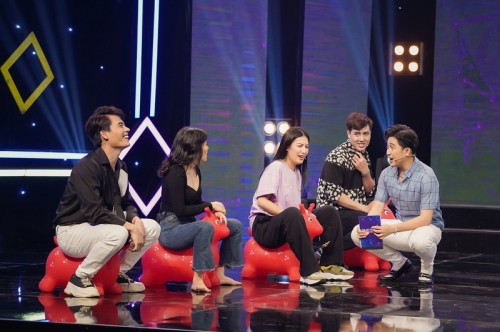 [Clip]Diễn viên Chenco – Emmy “vượt mặt” Cẩm Hò nhờ chơi gameshow quá ăn ý