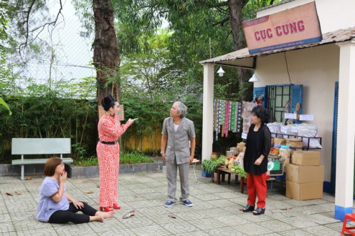 [Clip]Nghệ sĩ Trung Dân làm chồng “chủ tiệm tạp hóa” Thanh Thủy trong Hẻm 168