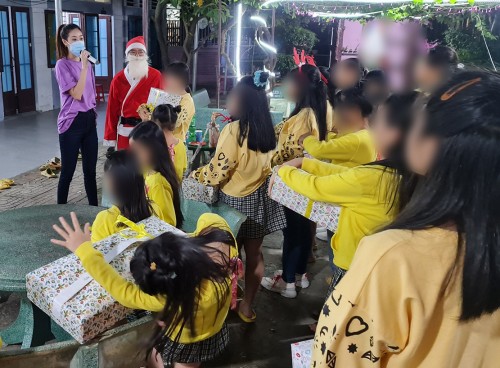 Hoa hậu Khánh Vân tặng quà mừng Giáng sinh cùng ngôi nhà OBV 