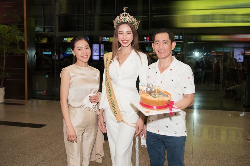 Hoa hậu Thùy Tiên được “Bà trùm Hoa hậu” cùng ba ruột đích thân đón về TPHCM và tặng ngay món yêu thích của nàng Hậu