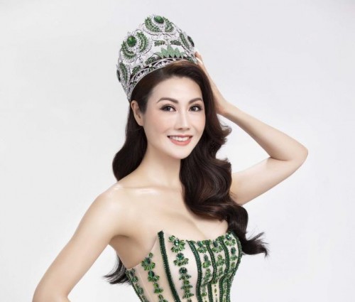 Hoa hậu Đào Ái Nhi khoe dáng đồng hồ cát cùng đầm dạ hội