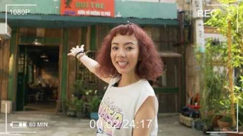 [Clip]Thu Trang quay vlog, hé lộ chức danh của từng thành viên trong biệt đội bán cơm tấm