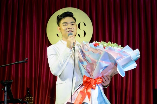 Trường Sang xúc động khi hát 'Bậu ơi đừng khóc' tại đêm liveshow không có những người bạn thân