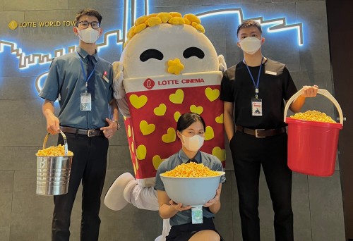 Fill bắp rang vào đầy 'vật đựng' miễn phí khi mua vé xem phim tại Lotte Cinema