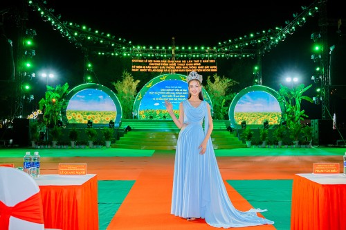 Lễ hội Bánh dân gian Nam bộ lần thứ 10 chính thức khởi động tại Cần Thơ, đại sứ Bảo Ngọc xuất hiện lúc rực rỡ của Hoa hậu Quốc tế khi dung dị đúng chuẩn gái quê