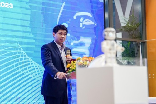 Con trai ông Hạnh Nguyễn ký kết họp tác phat Triển giáo dục AI 