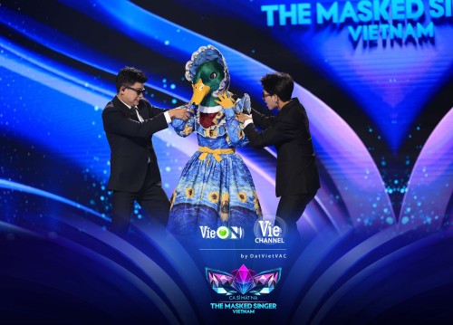 Tập 3 The Masked Singer Vietnam Mùa 2: Madame Vịt lộ diện là nữ ca sĩ Khánh Linh, Chuột Cherry đi tiếp vòng 2