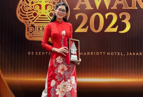 Bà Lê Hồng Thuỷ Tiên nhận giải Nữ doanh nhân ASEAN tại AWEN AWARD 2023