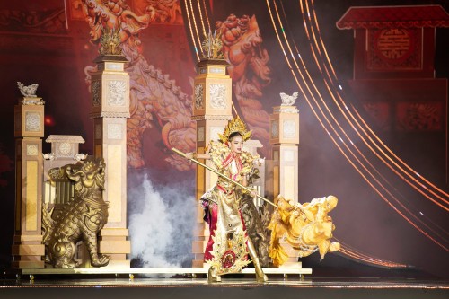 Á khôi Sông Vàm Nguyễn Thanh Thanh trình diễn trang phục lấy cảm hứng từ hình tượng Nghê