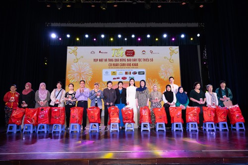 CEO Phạm Kim Dung, đạo diễn Hoàng Nhật Nam và hơn 10 Hoa hậu, Á hậu trao quà trị giá hơn 800 triệu đồng cho trẻ em, người dân tộc thiểu số đón Tết
