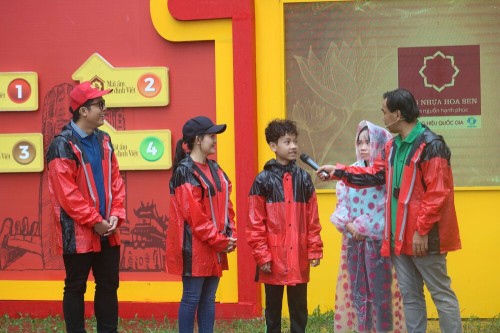 [Clip]Mái ấm gia đình Việt:  NSƯT Trinh Trinh và diễn viên Hòa Hiệp góp sức mang về giải thưởng 95 triệu cho trẻ em mồ côi