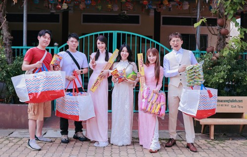 Helen Thanh Đào cùng các thương gia Đài Loan thướt tha áo dài trong chuyến thiện nguyện tại Việt Nam