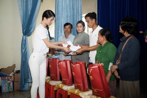 Á hậu Hoàng Nhung trao quà Tết cho bà con khó khăn 