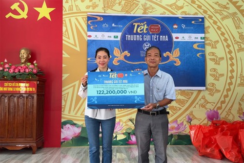 Bà Phạm Kim Dung đại diện hoa hậu Ý Nhi thực hiện dự án Tết hạnh phúc tại Bình Thuận 