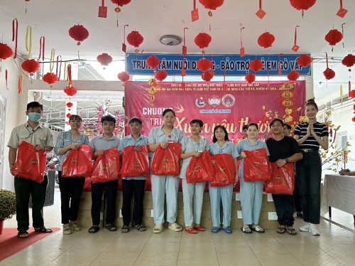 Hoa Hậu Lê Nguyễn Bảo Ngọc trao quà cho trẻ khuyết tật tại Thành phố Hồ Chí Minh