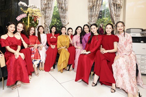 Dàn Hoa hậu, Á hậu dự khai trương công ty Sen Vàng