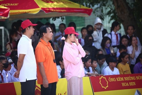 Mái ấm gia đình Việt: Diễn viên Thanh Thức và Diệp Bảo Ngọc xúc động khi chứng kiến hoàn cảnh của em nhỏ mồ côi