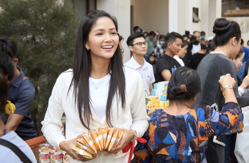 Hoa hậu H’Hen Niê đồng hành cùng “Hạt gạo chia đôi” tại quê nhà Đắk Lắk