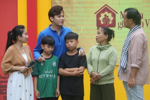 Mái ấm gia đình Việt: NSƯT Vân Khánh và diễn viên Anh Tài xúc động khi chứng kiến hoàn cảnh của em nhỏ mồ côi