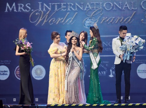 Trần Hà Trâm Anh lộng lẫy trao vương miện cho tân Hoa hậu kế nhiệm