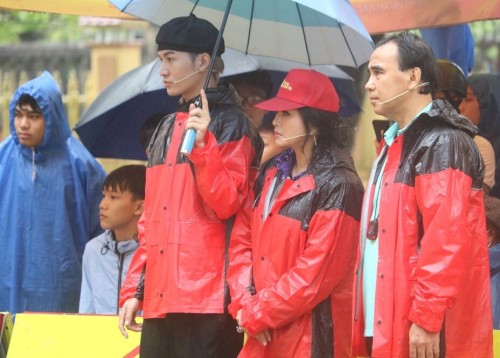 Mái Ấm Gia Đình Việt: NSND Thanh Lam và ca sĩ Ali Hoàng Dương xúc động khi chứng kiến hoàn cảnh của em nhỏ mồ côi