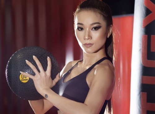 DJ Bibi Nguyễn khoe hình thể khỏe khoắn trong phòng gym