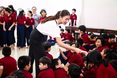 Xuân Hạnh thăm hỏi và trao quà các em nhỏ tại Trường tình thương, từng bước triển khai dự án 'Cuộc sống mới'