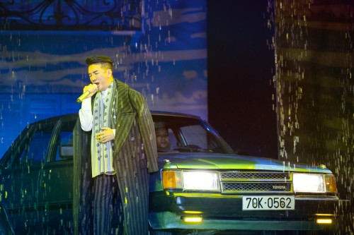 Đàm Vĩnh Hưng dựng nguyên góc phố Sài Gòn xưa trong liveshow, mang cả xe hơi lên sân khấu 