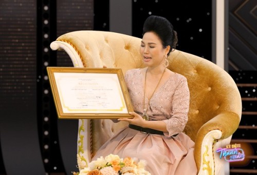 [Clip]Thùy Trang tự hào kể về kỷ vật đánh dấu bước ngoặt lớn trong sự nghiệp ca hát tại Kỷ Niệm Thanh Xuân