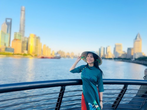 Trúc Thychọn áo dài Áo Dài Mẹ Thiên Nhiên tham quan Bến Thượng Hải cho dự án mới