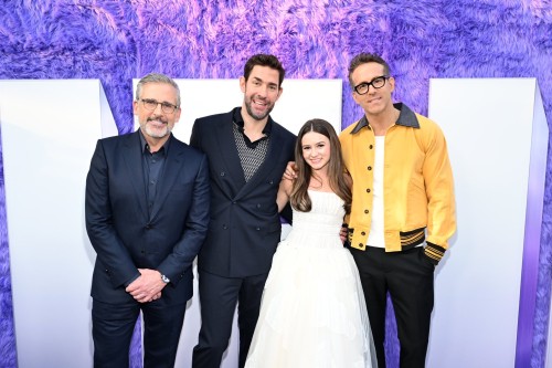 Vợ chồng Emily Blunt và John Krasinski, Ryan Reynolds, Matt Damon, Bradley Cooper “đọ sắc” trên thảm đỏ