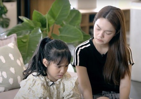 [Clip]Phạm Quỳnh Anh cho con gái 7 tuổi thử làm trợ lý và nhận kết đắng Emily dạy con gái dọn dẹp nhà cửa