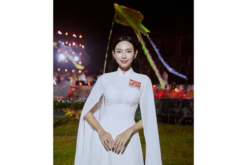 Thuỳ Tiên  thưởng thức Khai mạc Tuần lễ Festival nghệ thuật Quốc tế Huế 