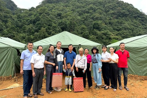 Hoa hậu Lương Thùy Linh tham gia cứu trợ người dân gặp thiệt hại sau bão tại Cao Bằng