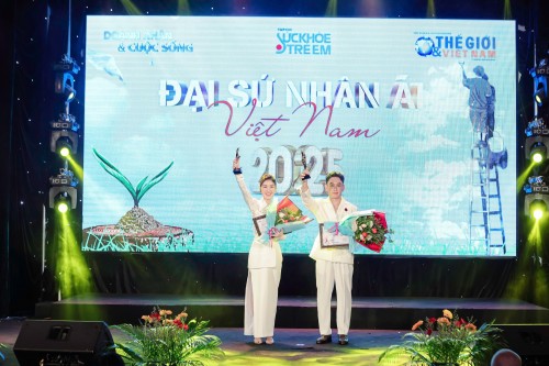 Diễn viên  Hiền Mai trao gải Đại sứ nhân ái cho Lưu Thế Truyền và Nguyễn Lê Lâm Ngân