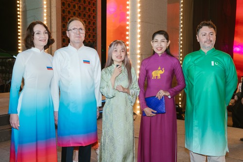 NTK Trần Phương Hoa lần đầu tiên ra mắt BST áo dài tại Việt Nam do các Đại sứ, phu nhân trình diễn