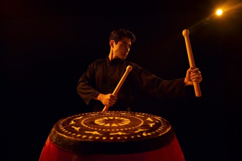 Nam vương Tuấn Ngọc chơi đàn tranh, đánh cồng chiêng, thổi sáo trong MV “Hào Khí Việt Nam”