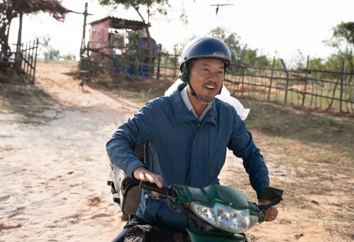 Long Đẹp Trai lấy nước mắt khán giả với vai ông bố trong Lật Mặt 8 của Lý Hải