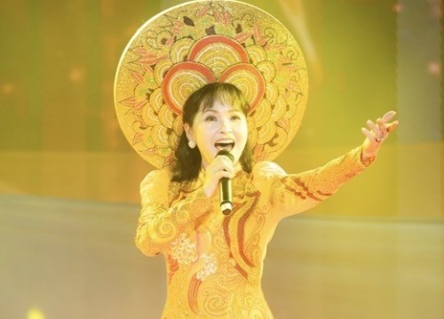 Trang Nhung duyên dáng áo dài hội ngộ dàn nghệ sĩ tại chương trình Vesak Rạng Ngời