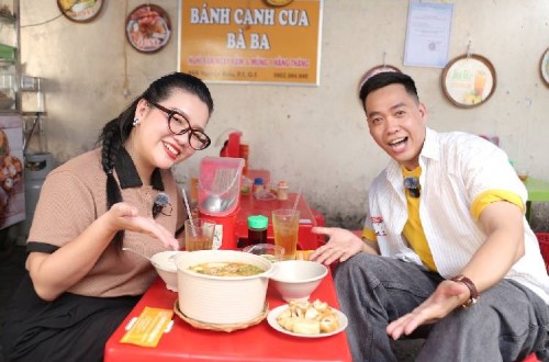 [Clip]Chen Ru Lu cùng Bỏng Ngô Mario khám phá các quán bánh canh tại quận 5, TP.HCM