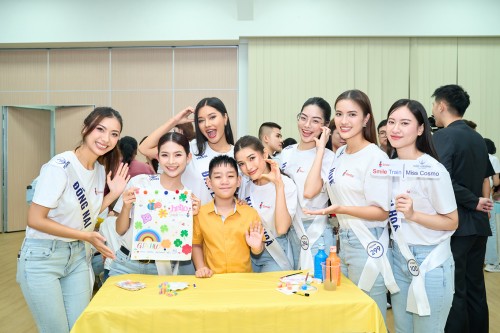 THÍ SINH MISS COSMO RƠI NƯỚC MẮT TRƯỚC NGHỊ LỰC PHI THƯỜNG CỦA CÁC EM NHỎ CÓ KHE HỞ TẠI WORKSHOP SMILE TRAIN