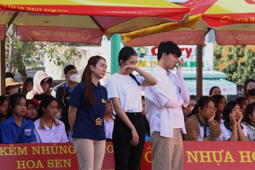 Diễn viên Quang Trung và hoa hậu Kiều Duy rơi nước mắt trước ước mơ có một tấm hình gia đình của em nhỏ mồ côi cha mẹ