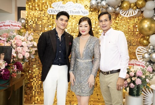 Hoa hậu Hoàng Thanh Nga đón sinh nhật trên thảm đỏ Miss Cosmo Vietnam 