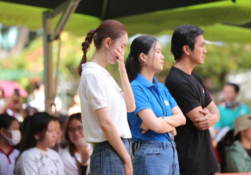 Lâm Vỹ Dạ, Vương Thiên Minh và Hà Thu xúc động trước hoàn cảnh hai chị em mồ côi cả cha lẫn mẹ vì tai nạn giao thông