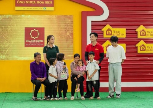 Mái ấm gia đình Việt lập kỷ lục trao gần 2.3 tỷ đồng cho 18 em nhỏ khi ghi hình tại Bắc Giang