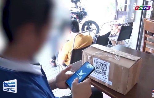 Lời Cảnh Báo: Thủ đoạn gửi quà tặng về tận nhà để quét mã QR